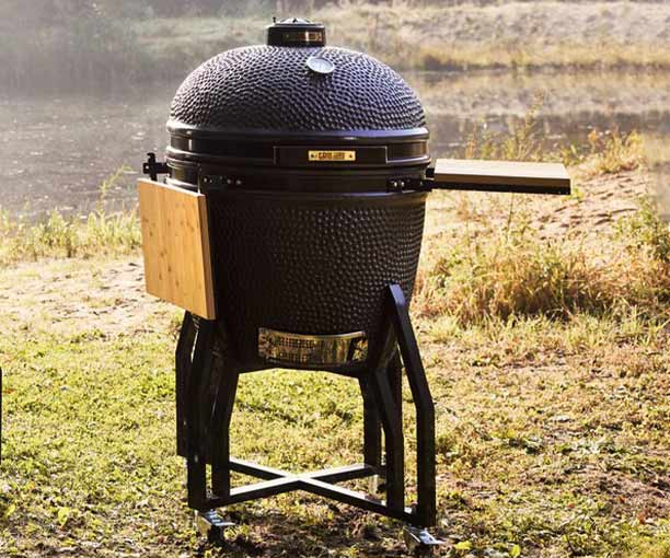 Barbecue kamado Original XL Grill Guru dans un jardin