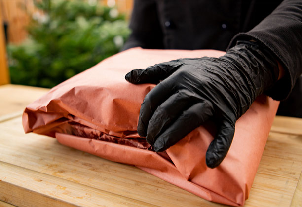 Emballage d'une viande dans du papier boucher Grillfürst