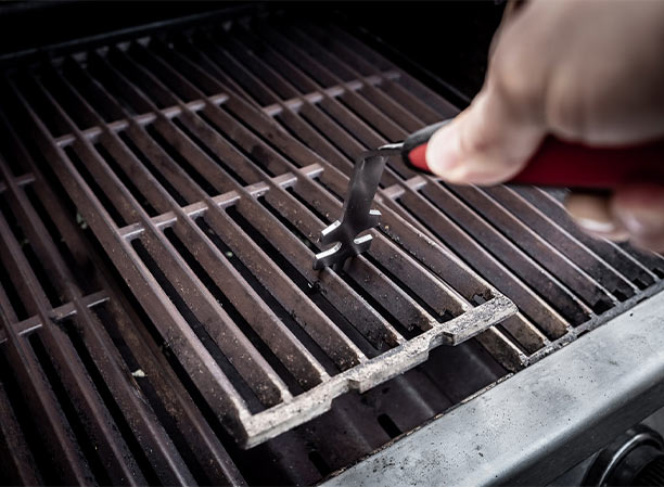 Utilisation du lève-grille Grillfürst sur un barbecue gaz