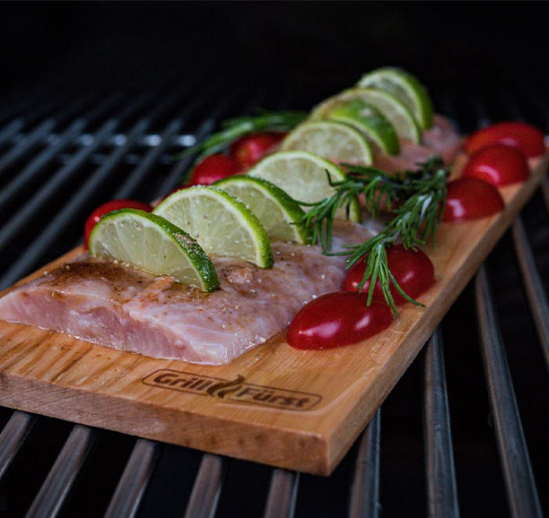Planche à fumer en bois de hêtre sur un barbecue gaz