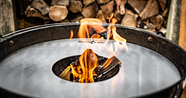 Plaque de cuisson inox 54.5 cm installé sur un barbecue charbon