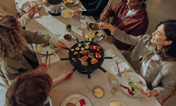 Famille autour du Circle 35 avec le set de 9 poêlons installé Höfats