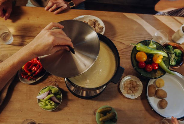 Préparation du repas dans la cocotte en fonte Circle 35 Hofats avec couvercle