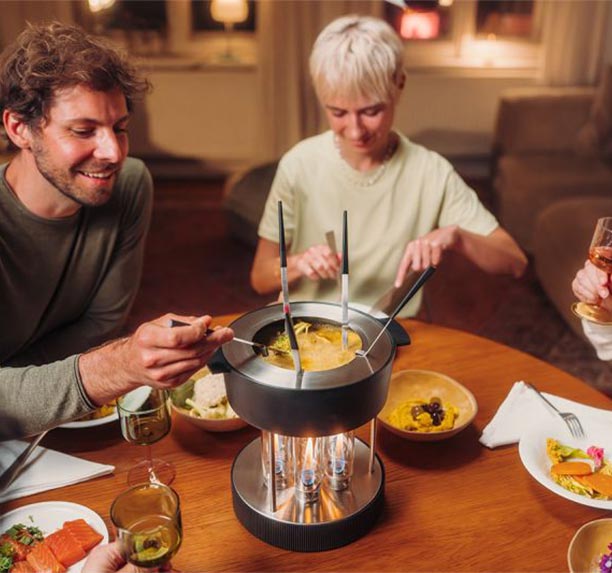 Famille utilisant le set à fondue Höfats pour barbecue nomade Circle 35