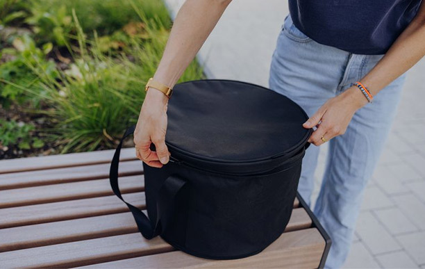 Femme ouvrant le sac de transport pour Circle 35 Höfats