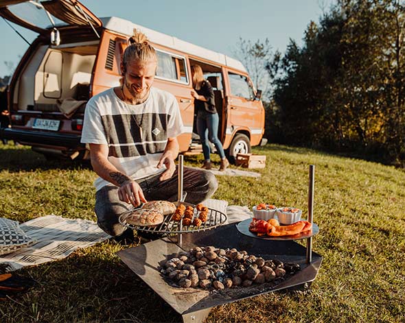 Cuisine en extérieur sur le brasero corten Triple Höfats