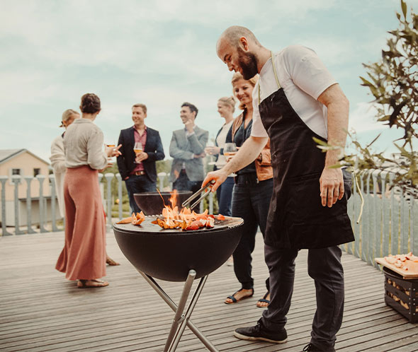 Cuisson sur le brasero barbecue Hofats Bowl en acier émaillé sur trépied haut