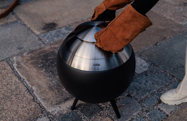 Intallation du couvercle en inox sur le brasero Moon 45 Höfats