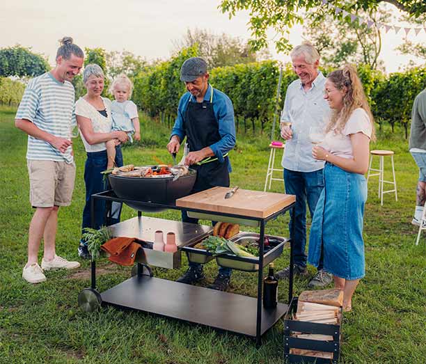 Cuisine extérieure Fire Kitchen Bowl 57 Höfats dans un jardin