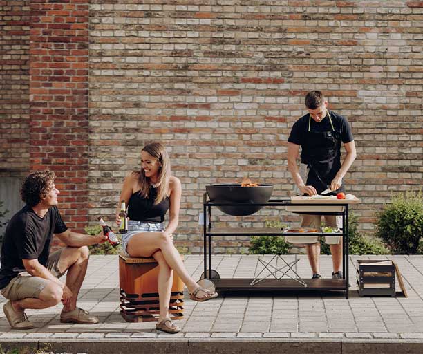 Cuisine extérieure Fire Kitchen Höfats avec Bowl 57 exposé sur une terrasse