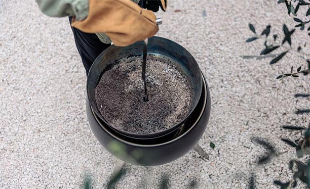 Bac à cendres avec réhausse Höfats en acier inoxydable brossé sur le brasero Moon 55