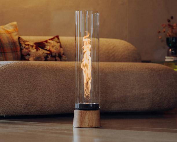 Lampe de table SPIN air 1500 chêne dans un salon