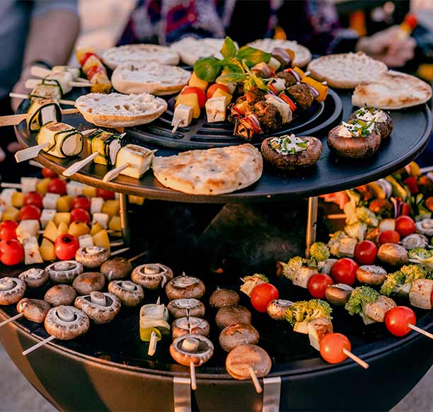 Cuisson d'aliments sur la grille de saisie du Bowl 57 cm Hofats