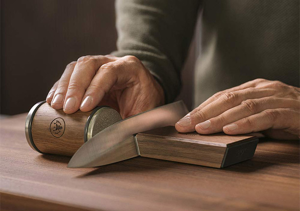 Aiguisage d'un couteau avec le set complet Horl 3 en noyer