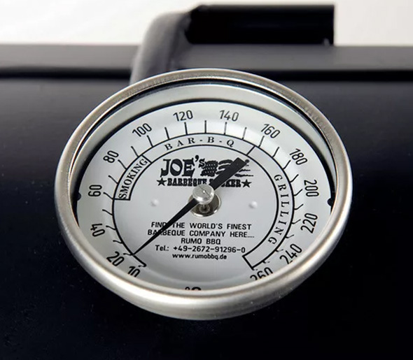 Zoom sur le thermomètre d'un barbecue fumoir Joe's Barbecue
