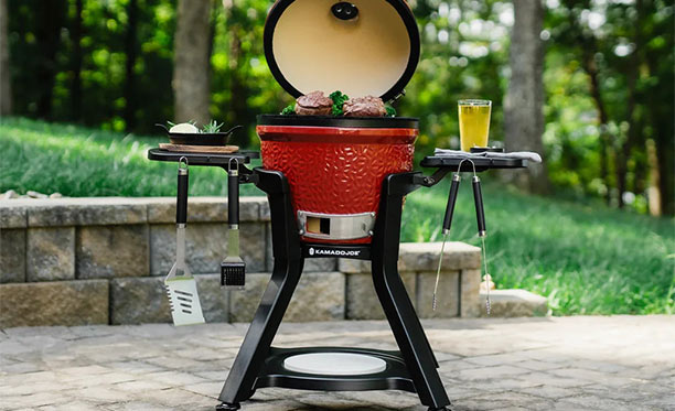 Kamado Joe Junior sur le chariot exposé sur une terrasse