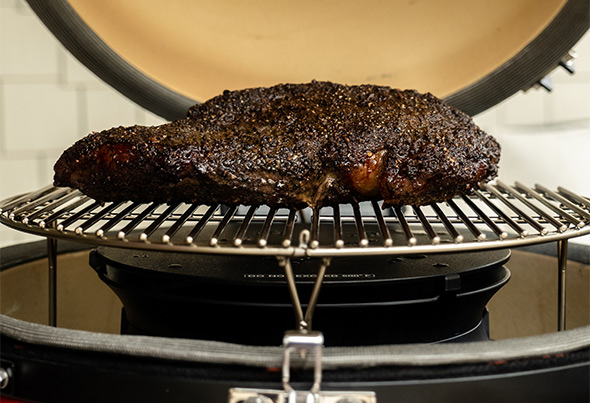 Fumage d'une viande sur l'insert SloRoller du Kamado Joe Big II