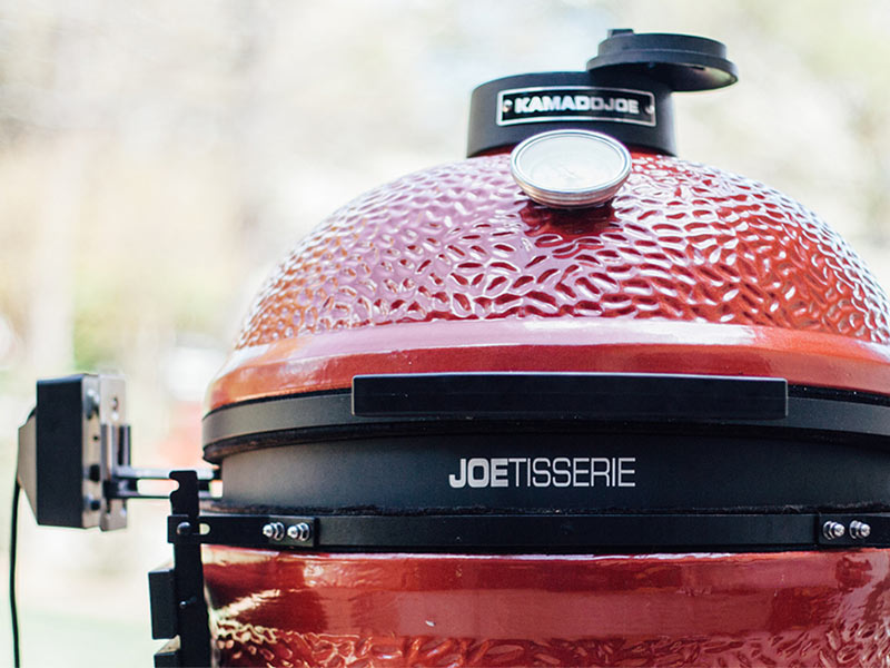 Joetisserie installée dans un Kamado Joe