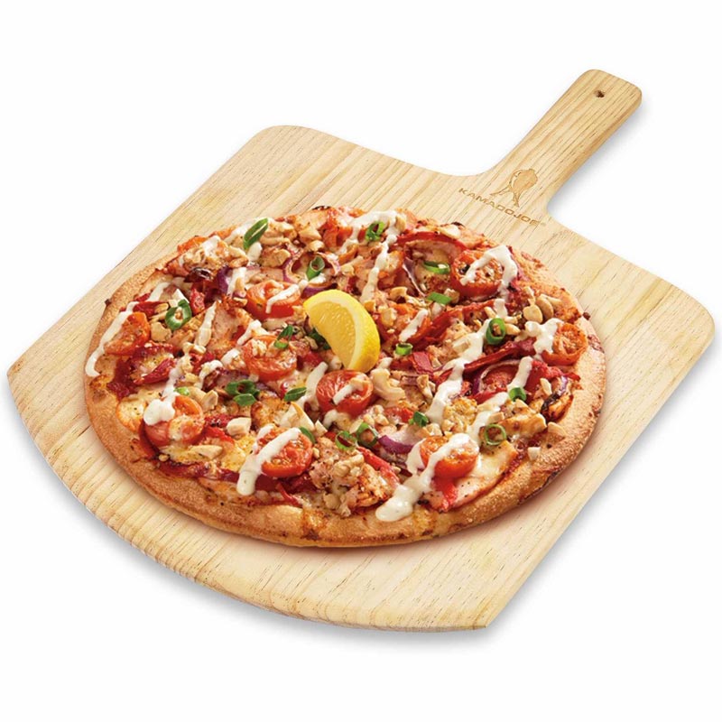 Pizza sortie sur une pelle à pizza en bois
