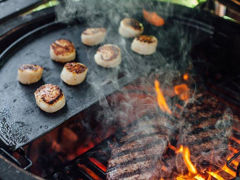 Plancha demi lune en fonte dans le barbecue à charbon Classic Joe Kamado Joe