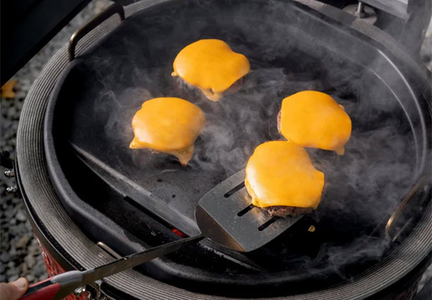 Cuisson de burgers sur la plancha en acier au carbone Kamado Joe Classic Joe