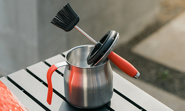 Récipient à arrosage en acier Kamado Joe avec couvercle et pinceau en silicone