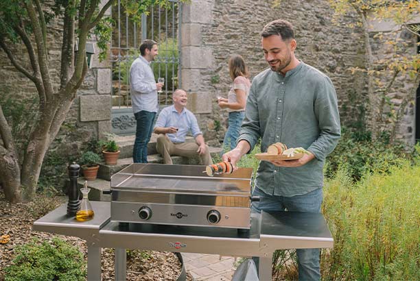 Cuisson d'une brochette sur la plaque de cuisson en inox de la plancha électrique Design 65 cm Krampouz