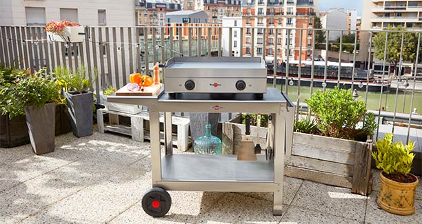 Plancha électrique Saveur 64 cm Krampouz posé sur un chariot sur une terrasse