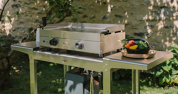 Plancha gaz Krampouz Saveur 64 cm posé sur un chariot ouvert dans un jardin