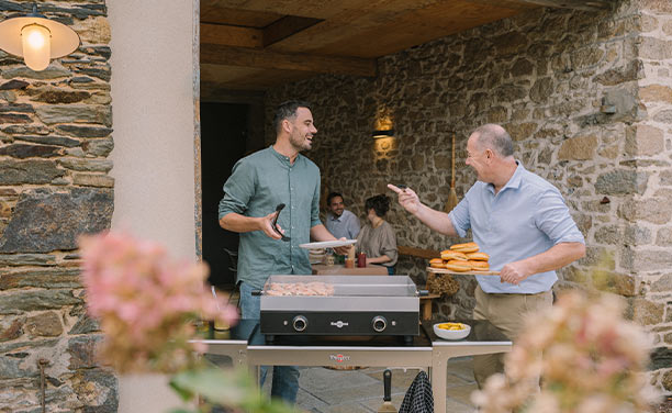 Personnes cuisinant sur la plancha électrique Série Noire 64 cm Krampouz