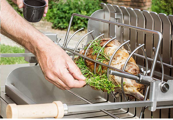 Cuisson verticale au tournebroche sur le barbecue Le Maqrquier Mendy Alde Baia Inox