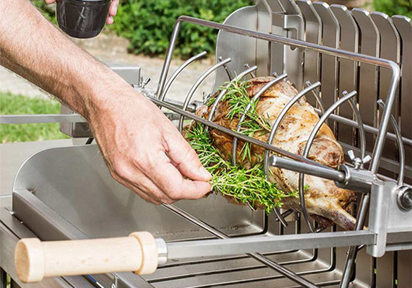 Cuisson verticale sur le barbecue Irissarry en Inox Le Marquier