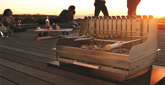 Soirée barbecue avec Irissarry Inox posé sur support horizontal
