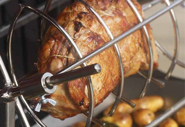 utilisation du tournebroche du barbecue charbon Mendy 54*32 Le Marquier