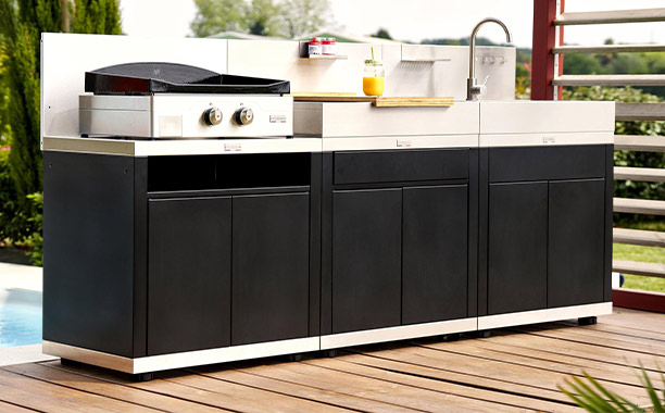 Cuisine extérieure en ligne 3 modules DUO Le Marquier sur une terrasse