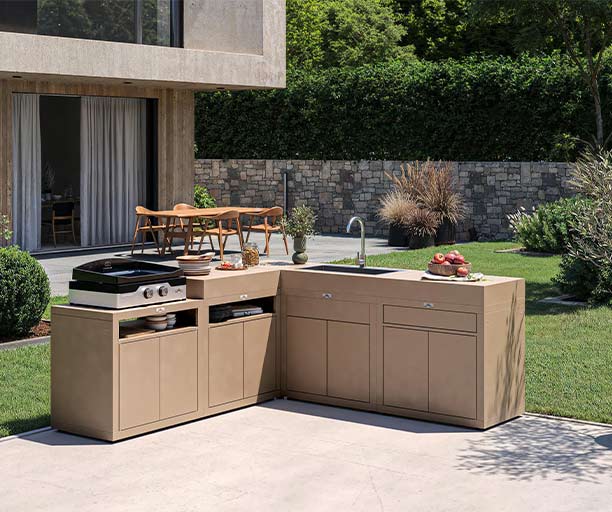 Meuble de cuisson avec tablette Taupe Le Marquier intégré dans une cuisine extérieure