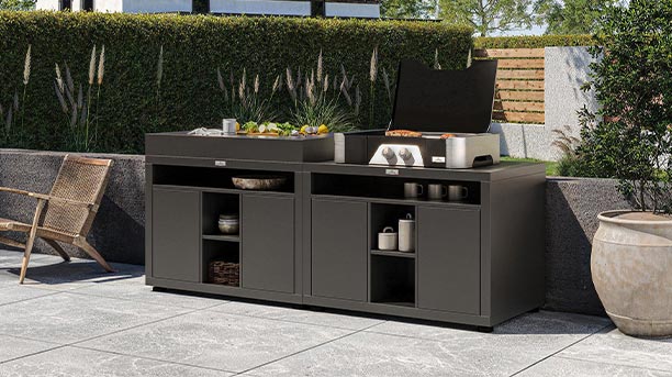 Plan de travail XL du meuble de cuisson Le Marquier accueillant une plancha