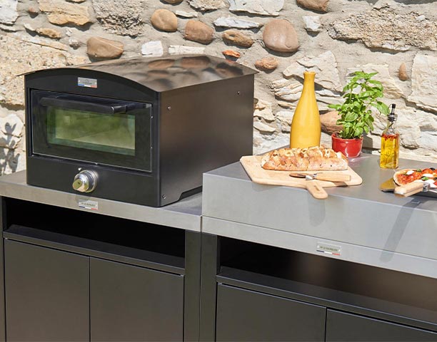 Four à pizza électrique Le Marquier Signature 350 installé sur une cuisine extérieure