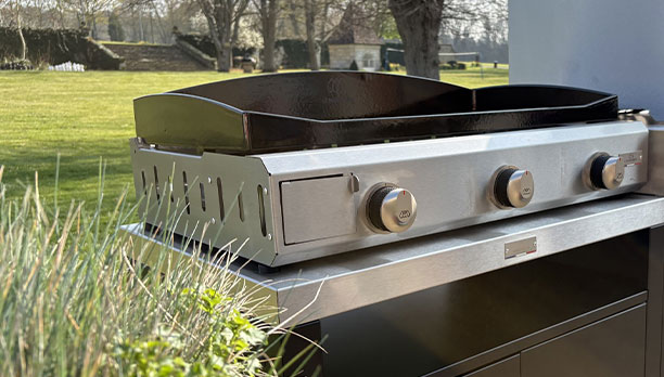 Plancha gaz Amalia Pro 375 inox Le Marquier sur un module de cuisson