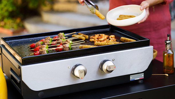 Cuisson d'aliments sur la plancha gaz Original 260 Duo Le Marquier