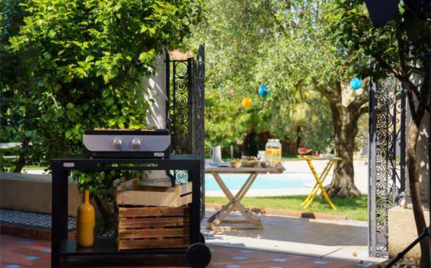 Plancha gaz Original DUO 260 dans un jardin