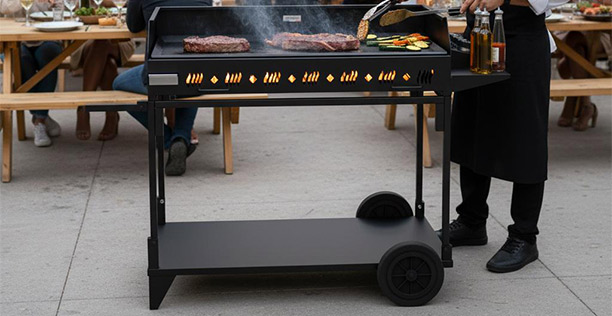 Cuisiner préparant le repas sur la plancha gaz Pakita 4105 sur chariot Le Marquier