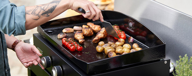 Cuisson d'aliments sur la plaque en fonte émaillée de la plancha Pure 260