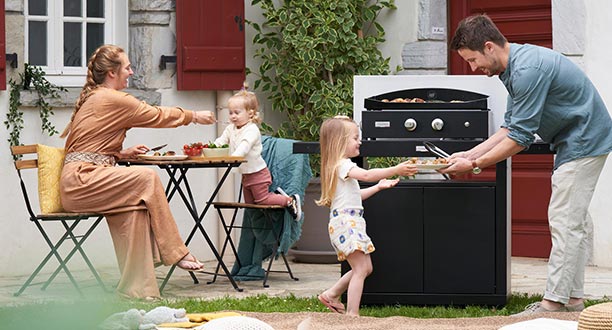 Famille préparant le repas sur la plancha gaz Pure 260 noire Le Marquier