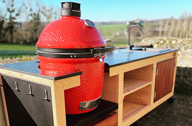 Barbecue céramique Kamado Joe encastré dans une cuisine extérieure Lulu La Nantaise Tontons Grilleurs