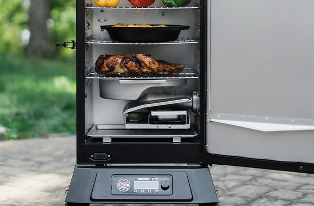 Fumoir Masterbuilt WiFi 710 en train de fumer des aliments