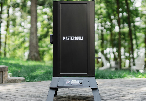 Fumoir électrique Masterbuilt WiFi 710 sur une terrasse