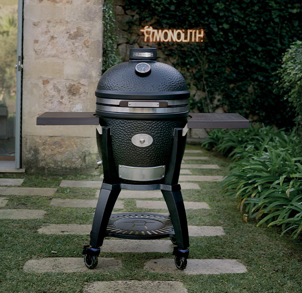 Barbecue kamado Avant Garde Classic sur chariot Monolith dans un jardin