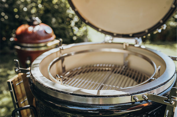 Barbecue kamado TWO.66 à poser Monolith ouvert avec vue sur la grille
