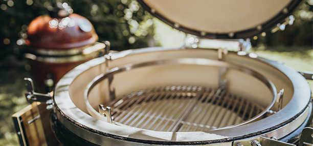 Vue sur la grille du kamado TWO.55 à poser Monolith